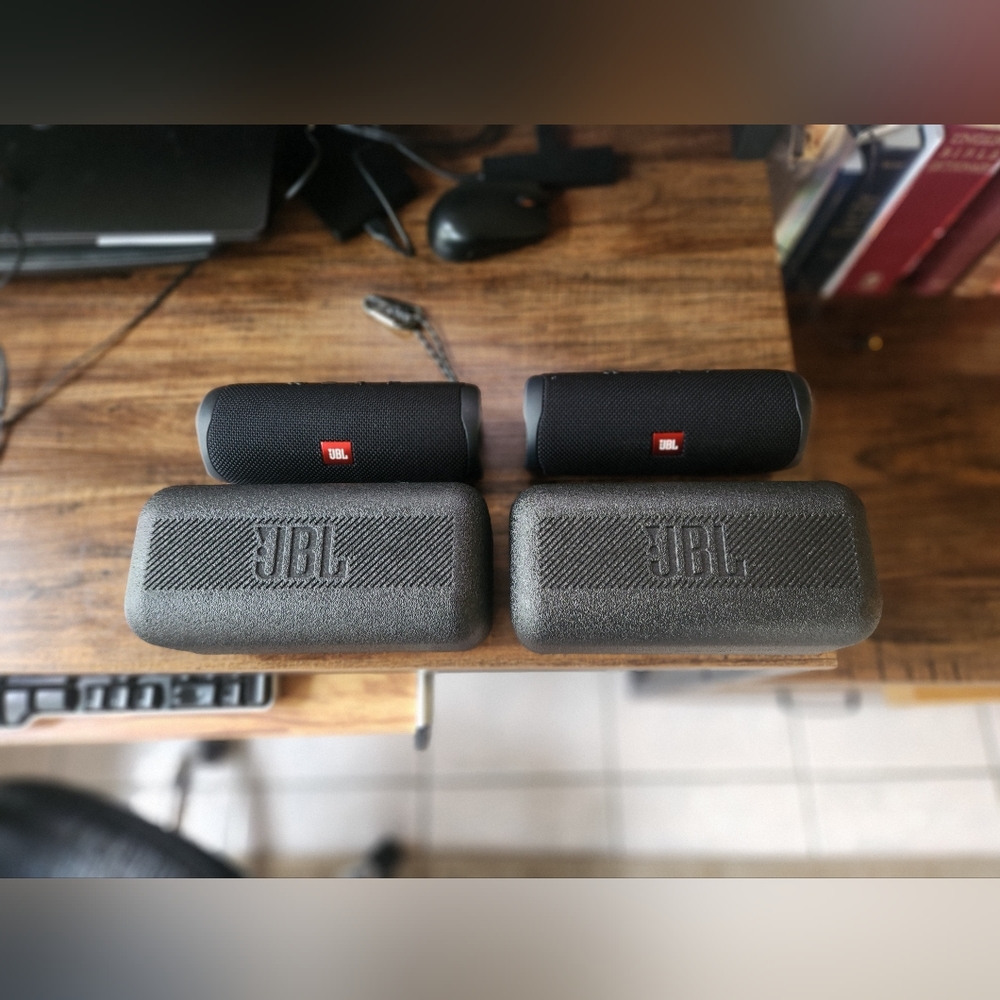 Two JBL Flip 5 Black
